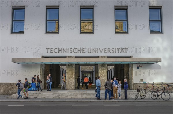 Students in front of Technical University