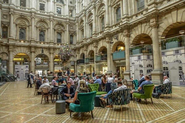 Cafe in the courtyard of the stock exchange
