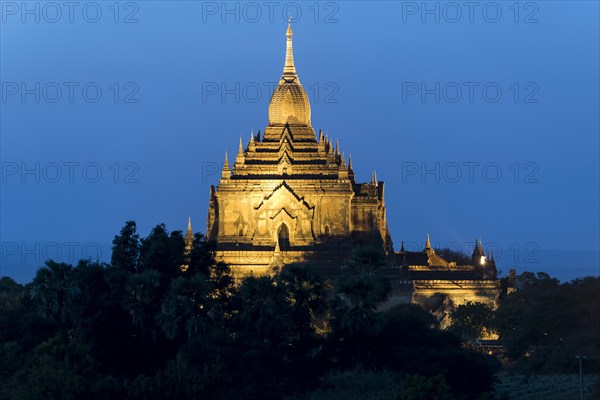 Htilominlo Temple at dusk