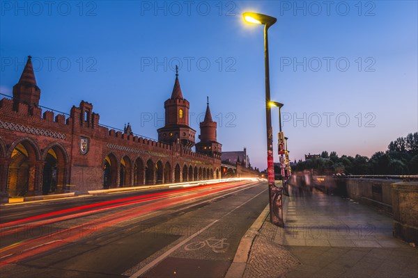 Oberbaum bridge between Kreuzberg and Friedrichshain at night