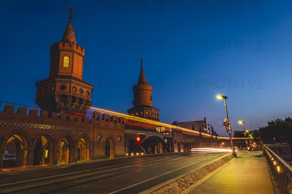 Oberbaum bridge between Kreuzberg and Friedrichshain at night