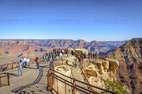 Viewpoint Mather Point with visitors