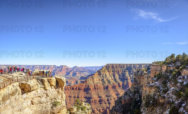Viewpoint Mather Point with visitors