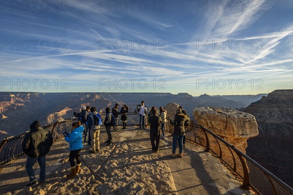 Viewpoint Mather Point with visitors