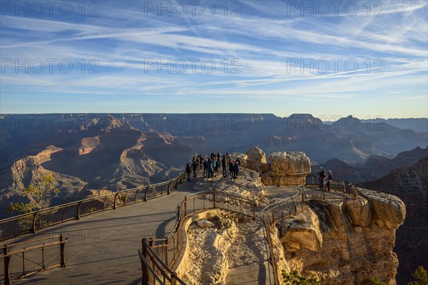 Viewpoint Mather Point with visitors