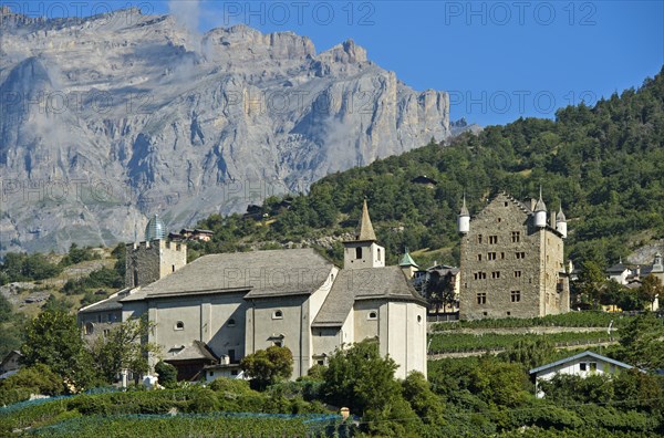 Ringacker chapel and the town hall at the foot of the Bernese Alps