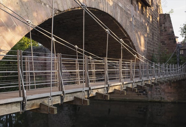 Kettensteg chain-hung bridge and Fronveste above river Pegnitz