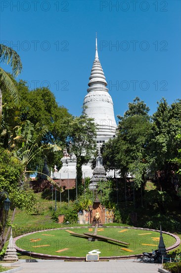 Clock in front of the stupa of Wat Phnom