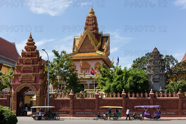 Wat Ounalom on Sisowath Quay