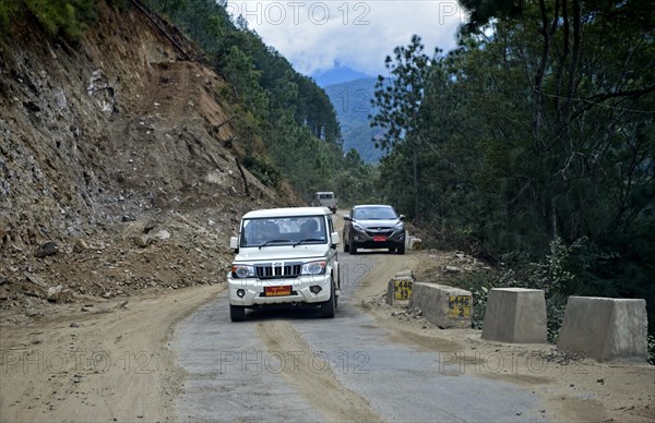 Cars on the narrow Thimphu Punakha Highway