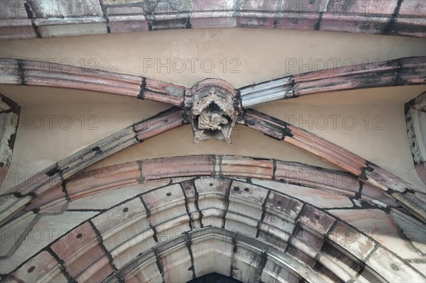 Gothic ceiling vault with capstone