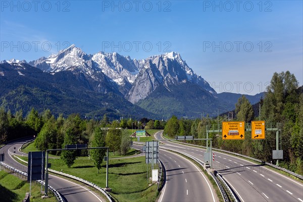 Federal road B2 at the tunnel exit of Farchant and the town entrance of Garmisch-Partenkirchen