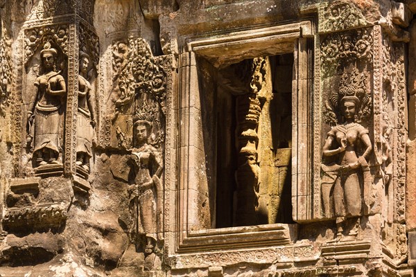 Devata figures on the Prsat of the Chau Say Tevoda temple