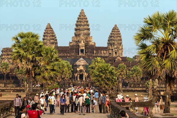 Tourists on the western access route