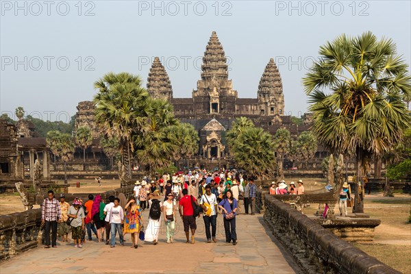 Tourists on the western access route