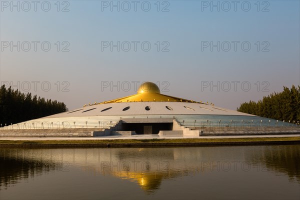 Phra Mongkolthepmuni Memorial Hall