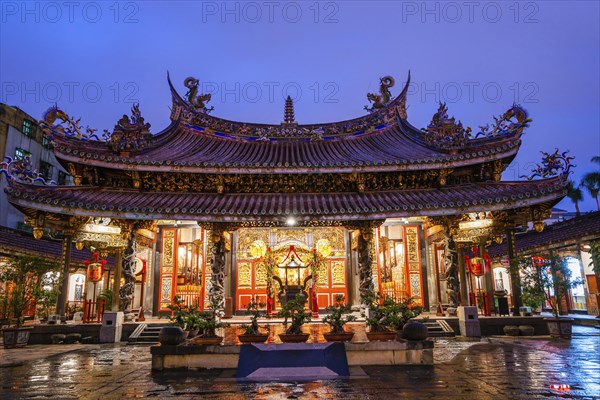 Bao-An Temple at dusk