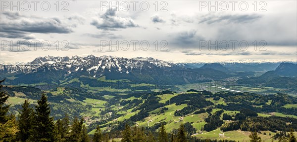 Snow-covered mountain range Zahmer Kaiser seen from the top of Spitzstein