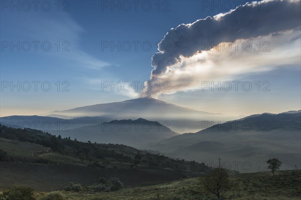 Eruption column above the new southeast crater