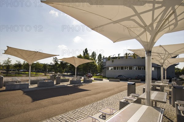 Seating and umbrellas in front of the Central Institute of Medical Engineering TUM