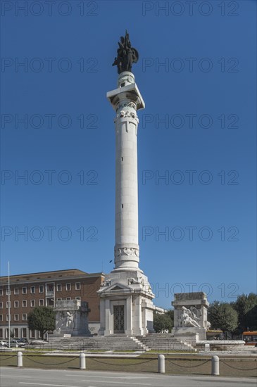 War memorial with obelisk