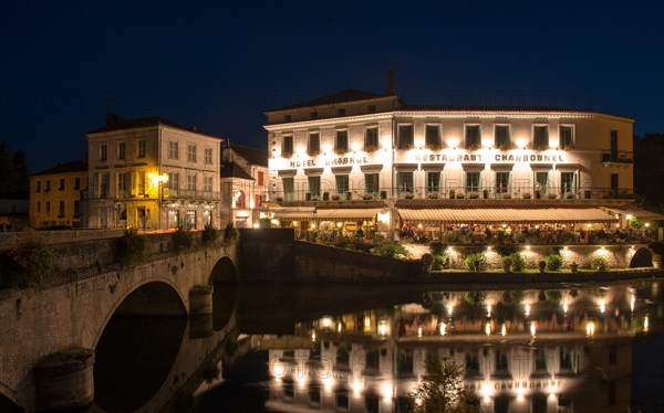 Hotel Restaurant Charbonnel at night