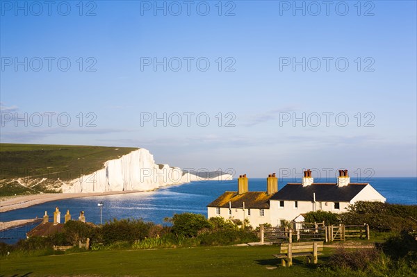 Houses in front of the Seven Sisters chalk cliffs