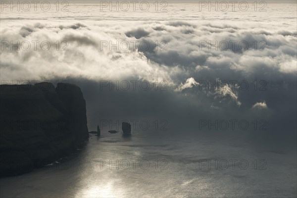 Kollur Mountain and the sea stacks of Risin and Kellingin in the evening light