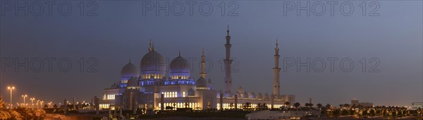 Sheikh Zayed Grand Mosque at dusk