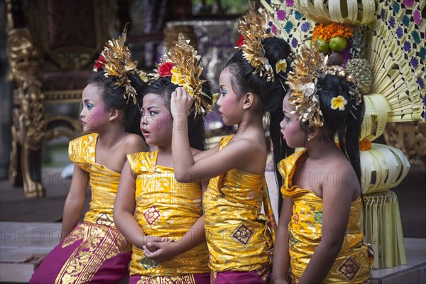 Girls at a Barong dance