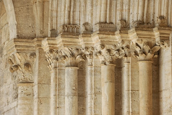 Columns with capitals on the arch of the main portal