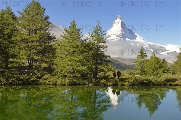 Hiker standing at Lake Grindjisee