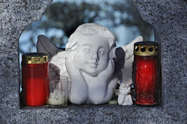 Putti with grave candles