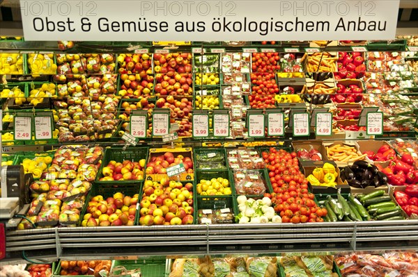 Sign in German "Obst und Gemüse aus ökologischem Anbau"