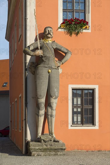 Roland figure outside the Town Hall