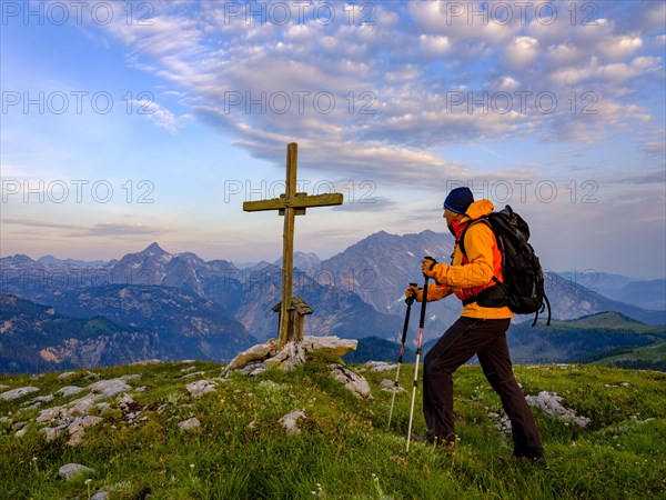 Mountaineer at the summit cross of the Hochsaul