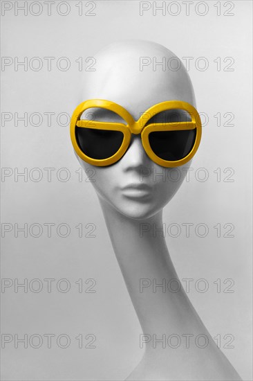 Head of a manikin with sunglasses