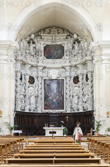 Chancel and apse with the main altar by Giuseppe Cino