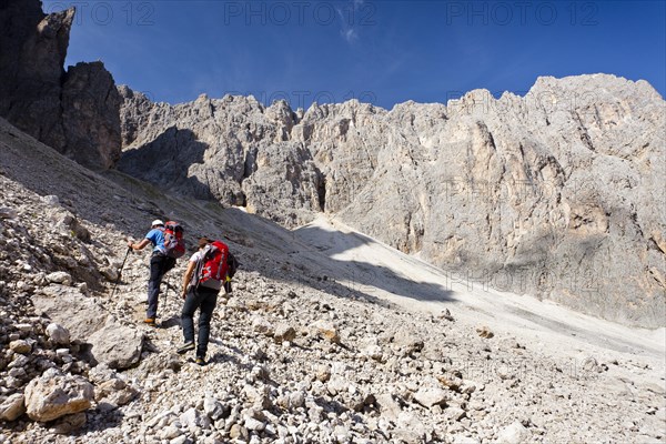 Hikers climbing to the summit of Plattkofel mountain