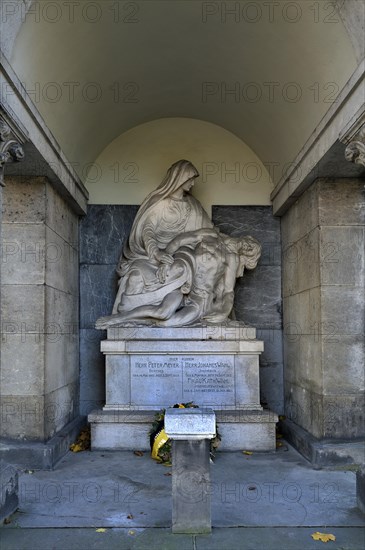 Family grave with Pieta on the Ostfriedhof or East Cemetery