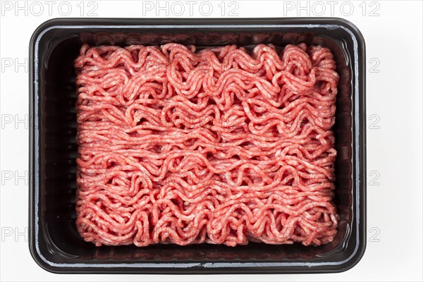 Minced meat in plastic tray.