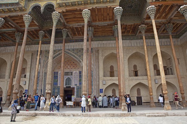 Visitors to the Ivan of Bolo Hovuz Mosque