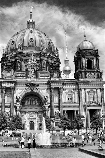 Berliner Dom (Berlin Cathedral) from the Lustgarten (Pleasure Garden) on Museumsinsel (Museum Island)