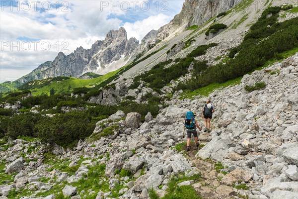 Two hikers on a marked hiking trail from the Adamekhuette to the Hofpuerglhuette