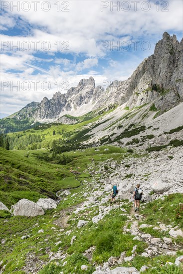 Two hikers on a marked hiking trail from the Adamekhuette to the Hofpuerglhuette