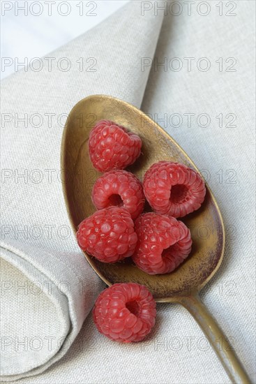 Raspberries on spoon