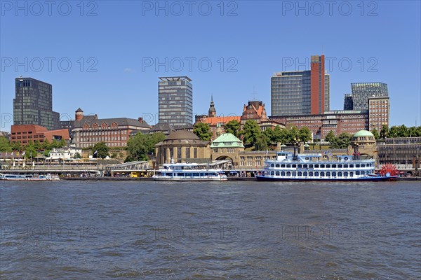 View to the St.-Pauli Landungsbruecken