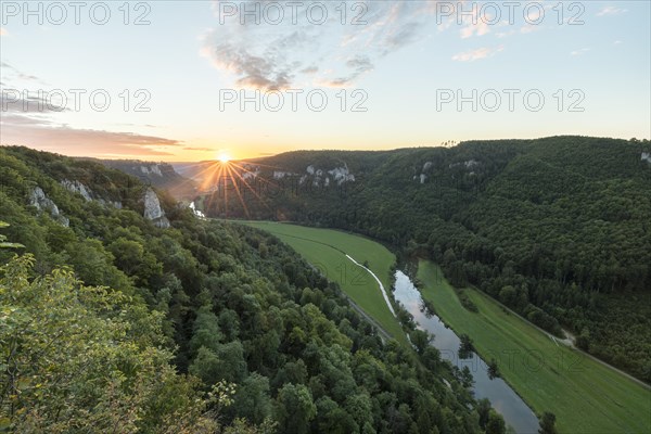 Sunrise seen from the Eichfelsen in the upper Danube valley