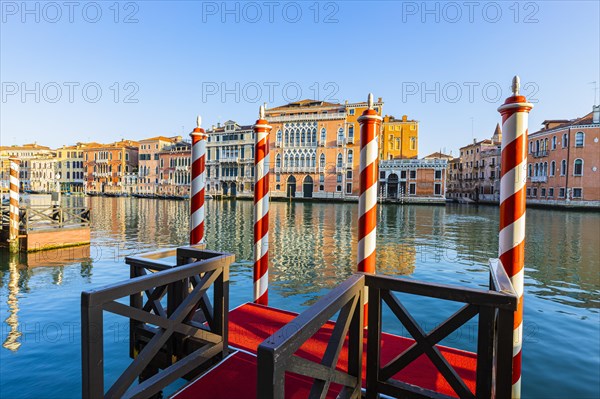 Historical house facades on the Canale Grande in the morning light