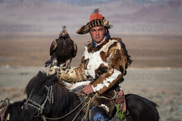 Portrait of famous eagle hunter Jenisbek. Ð¢ÑÑ€ÑÑÑ€ Ð±Ò¯Ñ€Ð³ÑÐ´Ñ‚ÑÐ¹ Ð°Ð½Ñ‡Ð¸Ð½ Ñ‚ÑÐ¼Ñ†ÑÑÐ½Ð¸Ð¹ Ð·Ð°Ð»ÑƒÑƒ ÑÐ»Ð°Ð³Ñ‡ ÑŽÐ¼. Bayan-Ulgii province